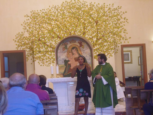 Ginestra Benedicta saluta la comunità di ginestra, a fianco padre Cesare
