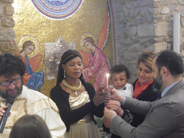 Ginestra un momento del Battesimo del piccolo Emanuele con Parroco, mamma, madrina e padrino