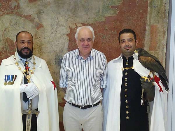 Lavello Donato Massari e la sua passione per la falconeria posa davanti l'affresco di San Giorgio, protettore dei Templari