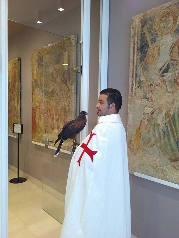 Lucca donato Massari mentre posa con un falco, il suo hobby